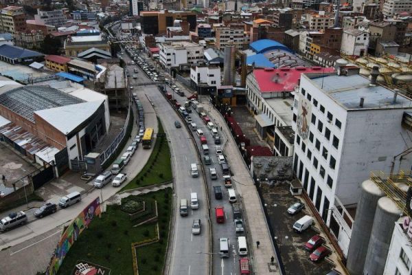 Buques con combustible varados en Arica agravan escasez en Bolivia, pese a esfuerzos de YPFB