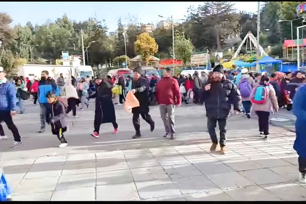 Caos y desesperación en feria de La Paz por productos básicos a precios bajos