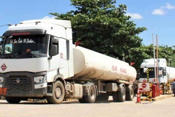 Cisterneros suspenden importación de combustibles y transporte boliviano entra en emergencia