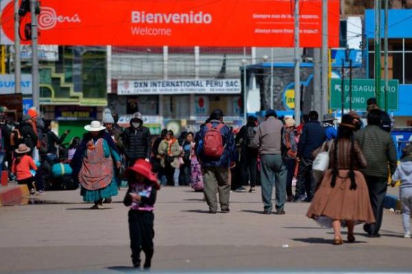Comerciantes bolivianos abandonan el uso del boliviano en zonas fronterizas debido a su devaluación