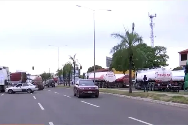 Crisis de combustible en Bolivia: cisterneros amenazan con paro y persisten filas en surtidores