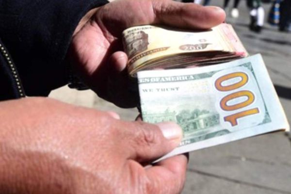 Dólar paralelo alcanza hasta Bs 16 en Bolivia debido a su escasez