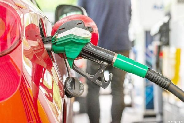 Gobierno boliviano garantiza provisión de gasolina y diésel, pero bloqueos amenazan la distribución