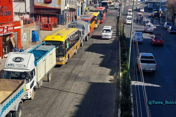Transporte en El Alto opera al 60% debido a escasez de combustible