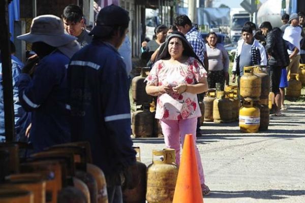 Vecinos acuden a agencias de GLP ante anuncio de paro de camioneros